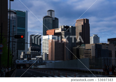 西梅田的建築物被大阪朝日照亮 53697383