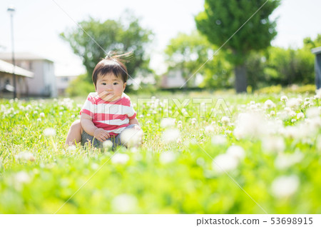 嬰兒在草地上玩 嬰兒在草地上玩 53698915