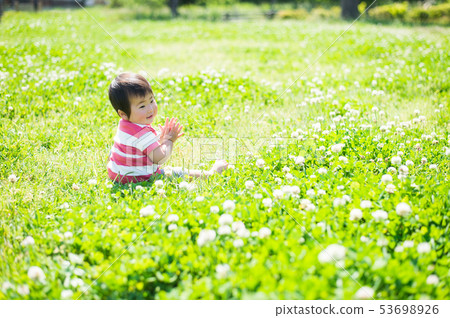 嬰兒在草地上玩 53698926