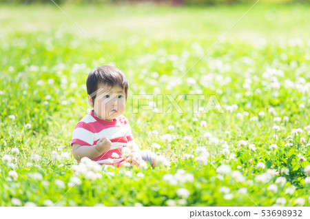 嬰兒在草地上玩 嬰兒在草地上玩 53698932