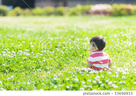 嬰兒在草地上玩 嬰兒在草地上玩 53698933