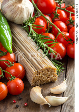 Whole wheat spaghetti, vegetables and herbs Whole wheat spaghetti, vegetables and herbs 53700151