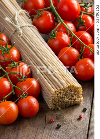 Whole wheat spaghetti and tomatoes 53700152