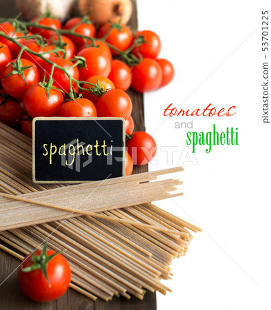 Spaghetti, tomatoes and small chalkboard 53701225