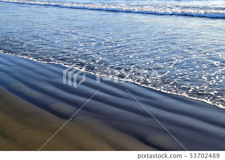 日落海灘和波浪 日落海灘和波浪 53702489