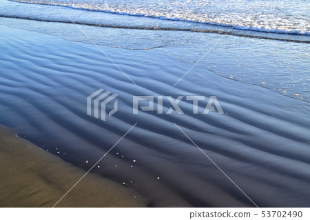 日落海灘和波浪 日落海灘和波浪 53702490