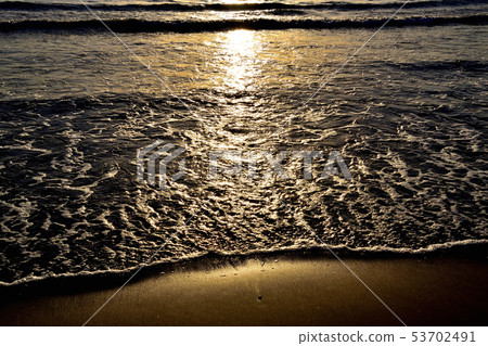 日落海灘和波浪 日落海灘和波浪 53702491