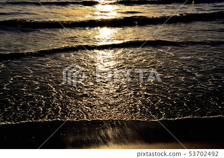 日落海灘和波浪 日落海灘和波浪 53702492