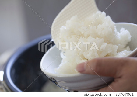 讓我們用茶杯煮新鮮的米飯 53707861