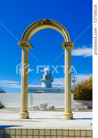 從Jogashima燈塔公園拱門的Jogashima燈塔 從Jogashima燈塔公園拱門的Jogashima燈塔 53708016