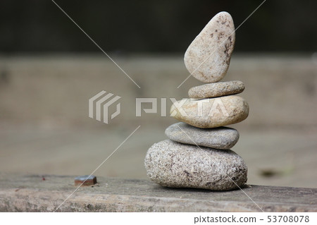 Stone balancing 53708078
