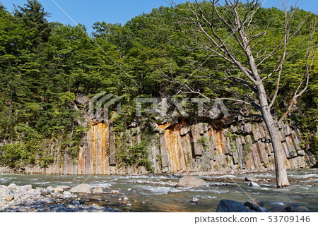 [Iwate Prefecture] Early summer, fresh green Matsukawa basalt, valley 53709146