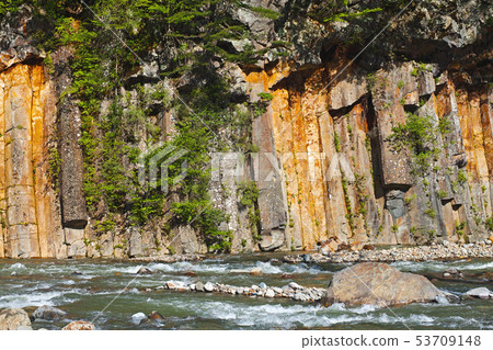 [Iwate Prefecture] Early summer, fresh green Matsukawa basalt, valley 53709148