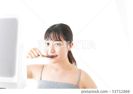 做牙膏的少婦 做牙膏的少婦 53712866