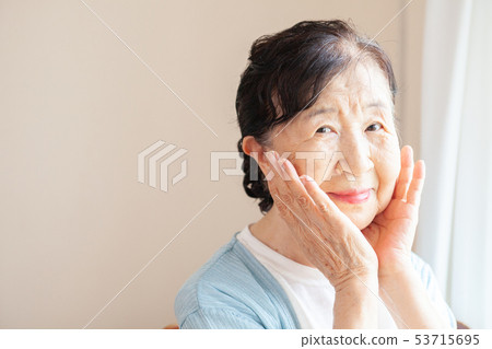 Senior beauty makeup 53715695