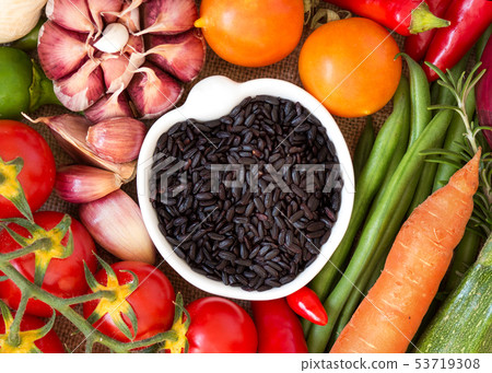 Black organic rice and vegetables 53719308