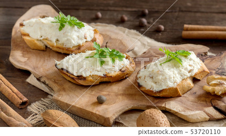 Toasted bread with a salted codfish mousse 53720110