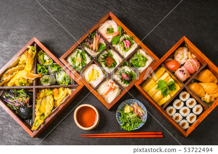 典型的午餐盒日本典型的午餐盒（便當） 53722494