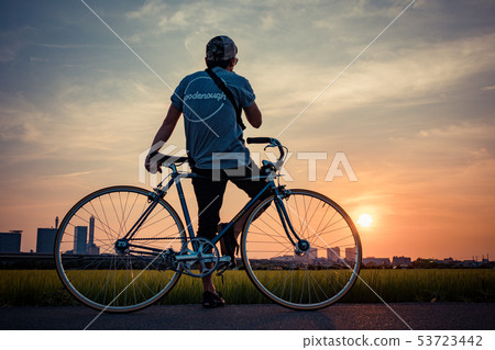 觀看美濃沼澤稻田Kamiyamaguchi Shinda的日落的兩個人 觀看美濃沼澤稻田Kamiyamaguchi Shinda的日落的兩個人 53723442