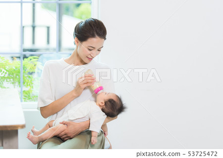 寶寶喝牛奶 寶寶喝牛奶 53725472