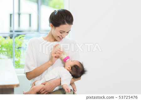 寶寶喝牛奶 寶寶喝牛奶 53725476