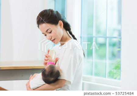 寶寶喝牛奶 寶寶喝牛奶 53725484