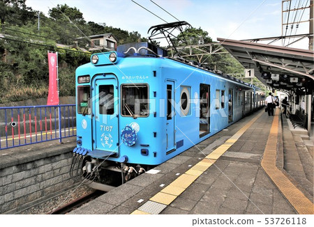 A train to arrive at Kata station Wakayama 53726118
