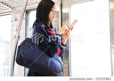 高中女生在火車上拍攝合作“京王電鐵有限公司” 53727861