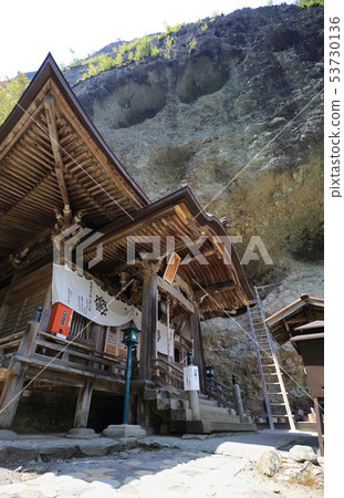 四國Reijo No. 45號Fudasho“Iwaya Temple”奇怪的岩石和正殿 四國Reijo No. 45號Fudasho“Iwaya Temple”奇怪的岩石和正殿 53730136