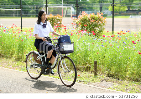 騎自行車的學校女孩 53731250