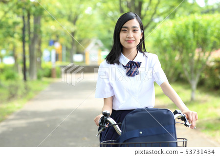 騎自行車的學校女孩 騎自行車的學校女孩 53731434