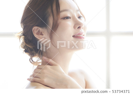Woman beauty bath 53734371