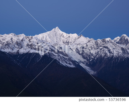 Yunnan Province Tokuan Umeli Snow Mountain Dawn Meili Snow Mountain in the morning 53736596