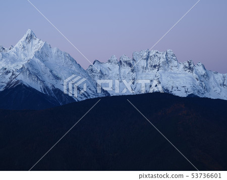Yunnan Province Tokuan Umeli Snow Mountain Dawn Meili Snow Mountain in the morning 53736601