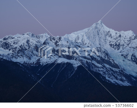 Yunnan Province Tokuan Umeli Snow Mountain Dawn Meili Snow Mountain in the morning Yunnan Province Tokuan Umeli Snow Mountain Dawn Meili Snow Mountain in the morning 53736602