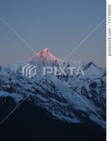 Yunnan Province Tokuan Umeli Snow Mountain Dawn Meili Snow Mountain in the morning 53736608
