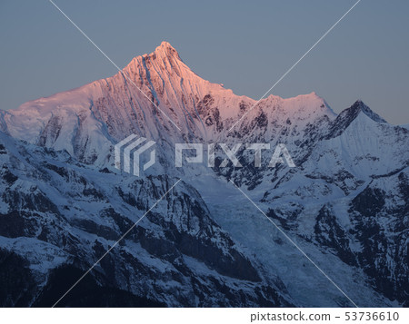 Yunnan Province Tokuan Umeli Snow Mountain Dawn Meili Snow Mountain in the morning 53736610