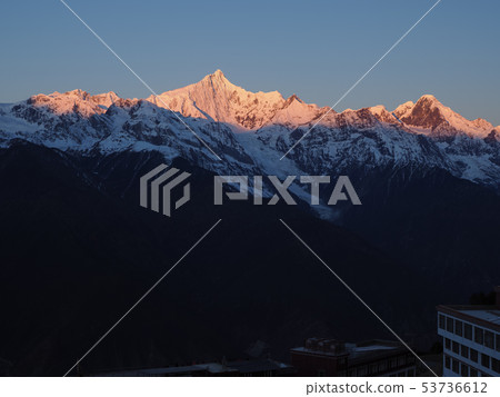 Yunnan Province Tokuan Umeli Snow Mountain Dawn Meili Snow Mountain in the morning 53736612