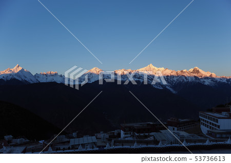 Yunnan Province Tokuan Umeli Snow Mountain Dawn Meili Snow Mountain in the morning 53736613