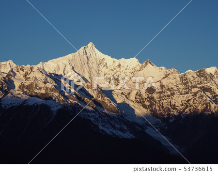 Yunnan Province Tokuan Umeli Snow Mountain Dawn Meili Snow Mountain in the morning 53736615