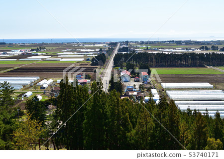 從北海道春天的北海道神社的主要神社拍攝的Chinai市的高地景觀 從北海道春天的北海道神社的主要神社拍攝的Chinai市的高地景觀 53740171