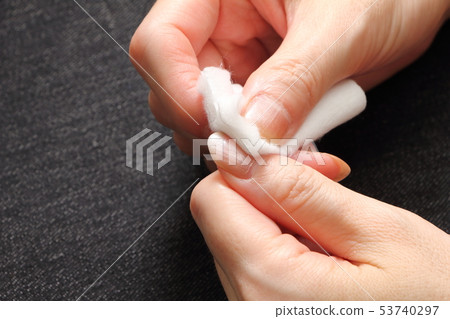 用除光溶液除去指甲油。 53740297