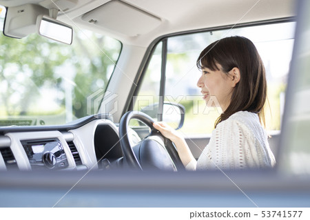 一個女人開車 53741577