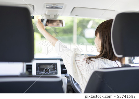 一個女人開車 53741582
