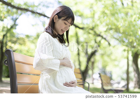 孕婦坐公園長椅 53741599