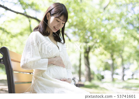 孕婦坐公園長椅 53741601