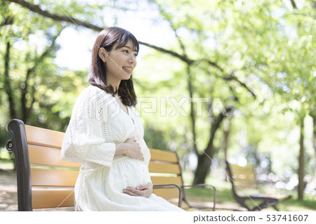 孕婦坐公園長椅 孕婦坐公園長椅 53741607