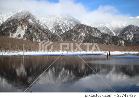 上高地雪地倒影 上高地雪地倒影 53742459