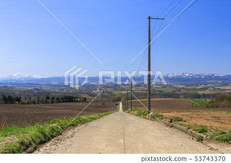 北海道雄偉視圖路和藍天 53743370