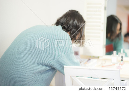 Woman doing makeup on the dressing table Woman doing makeup on the dressing table 53745572
